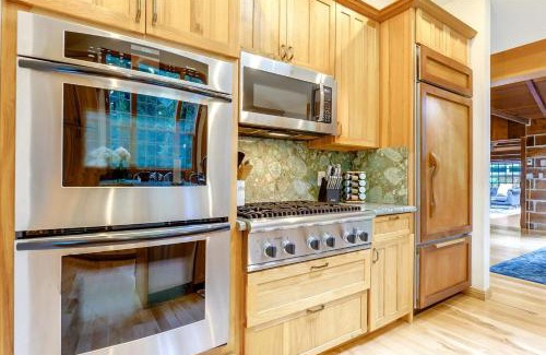 Redwood City Casa | Log-Cabin Home Retreat - Walk to Restaurants Trails Hiking & Biking