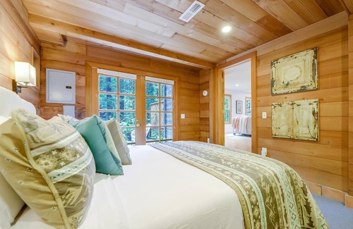 Redwood City Casa | Log-Cabin Home Retreat - Walk to Restaurants, Trails, Hiking & Biking