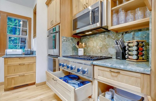Redwood City Casa | Log-Cabin Home Retreat - Walk to Restaurants, Trails, Hiking & Biking