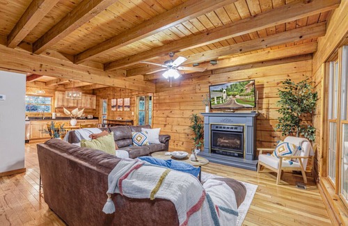 Bryson City Apartamento | Log Cabin, Hot Tub, Fire Pit Roaring Creek