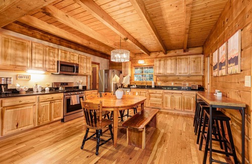 Bryson City Apartamento | Log Cabin, Hot Tub, Fire Pit Roaring Creek