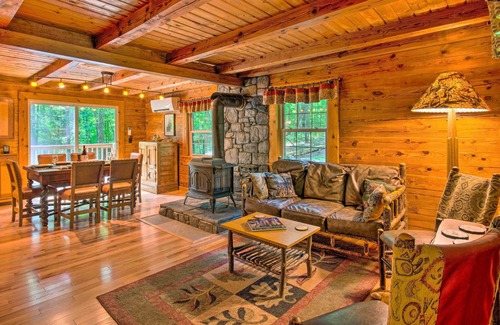 Weaverville Cabina | Log Cabin in the Woods w/ Deck, Game Room, Hot Tub