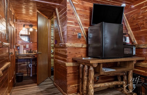 Eureka Springs Historic District Hotel | Log Cabin Inn