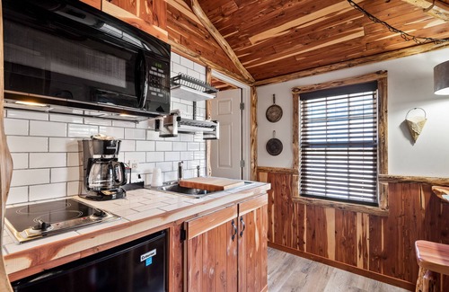 Eureka Springs Historic District Hotel | Log Cabin Inn
