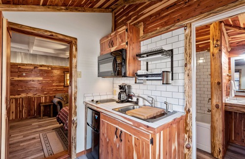 Eureka Springs Historic District Hotel | Log Cabin Inn