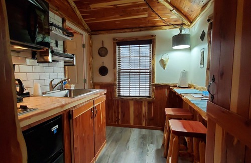 Eureka Springs Historic District Hotel | Log Cabin Inn