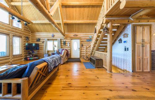 Lawrence Casa | Log cabin- Lake- kayaks- close to South Haven