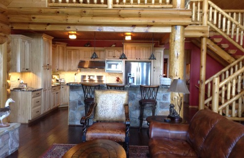 Fremont County Casa | Log Cabin Living y College World Series (CWS)