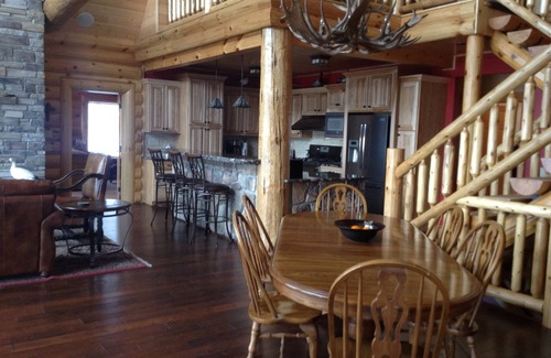 Fremont County Casa | Log Cabin Living y College World Series (CWS)