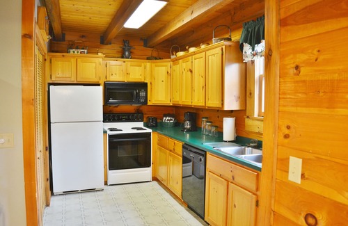 Maggie Valley Cabina | Cabaña de madera, MountainView, EZ Access, Área de juegos, WIFI, Aire acondicionado, Chimenea, Fogón,