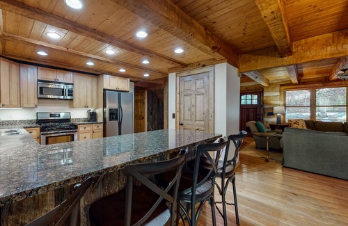 Cullowhee Casa | Log Cabin near Lake Glenville