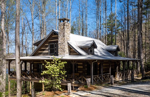 Cullowhee Casa | Log Cabin near Lake Glenville