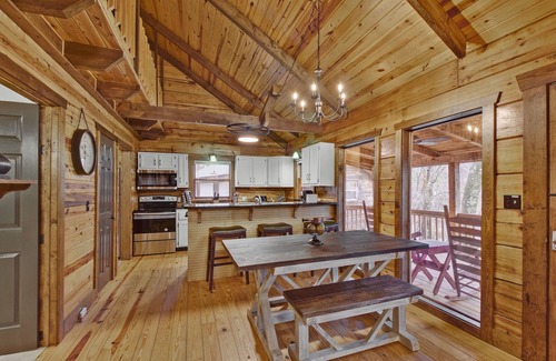 Lookout Valley Neighborhood Association Cabina | Log Cabin on 2 acres, hot tub, pond, fishing, pets