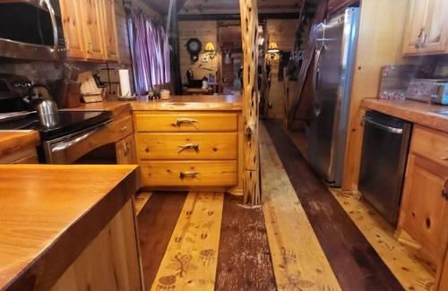 Saint Joe Cabina | Log cabin on 9 acres. Perfect for a winter retreat or summer trip to the river.