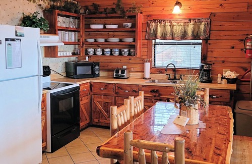 Sylvan Shores Cabina | Log Cabin on Beaver Lake with Boat Dock/Swim Deck/slips