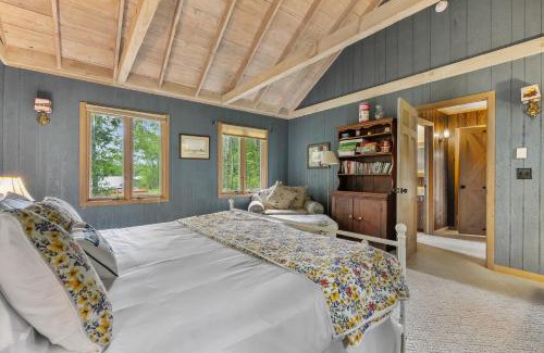 Baileys Harbor Casa | Log Cabin on Kangaroo Lake by Simple Life Rentals