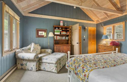 Baileys Harbor Casa | Log Cabin on Kangaroo Lake by Simple Life Rentals
