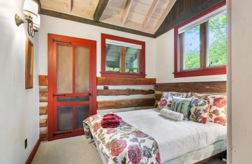Baileys Harbor Casa | Log Cabin on Kangaroo Lake by Simple Life Rentals