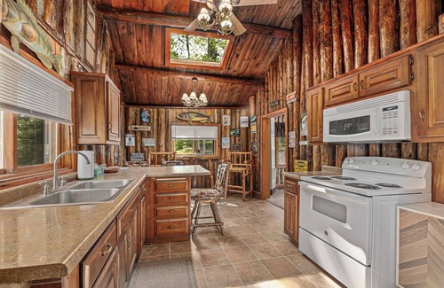 Florence Cabina | Log Cabin on Lake Emily + Near ATV Trails, w/ trailer parking and Kayaks!