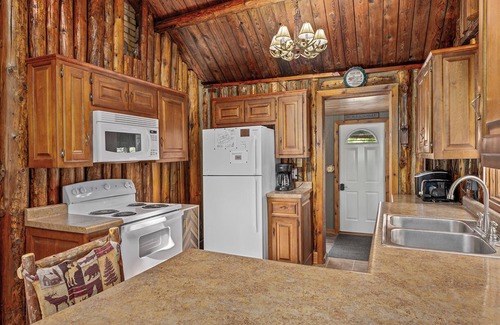 Florence Cabina | Log Cabin on Lake Emily + Near ATV Trails, w/ trailer parking and Kayaks!