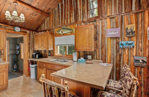 Florence Cabina | Log Cabin on Lake Emily + Near ATV Trails, w/ trailer parking and Kayaks!