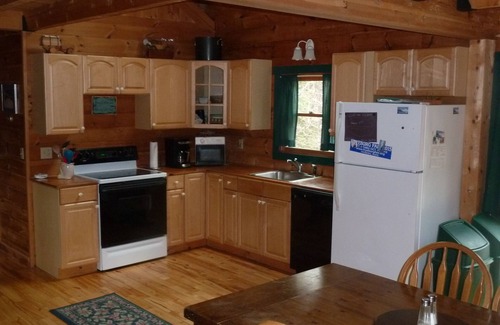Fryeburg Cabina | Aislado inicio de sesión en el bosque privado natural con frente al mar y playa, capacidad para 8 personas
