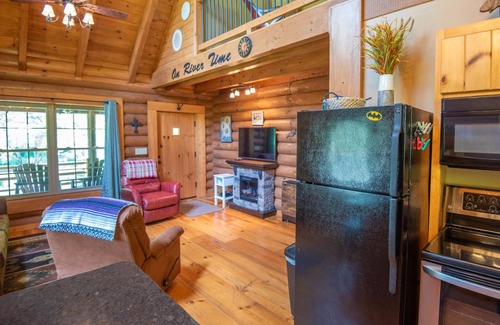 Lansing Cabina | Log Cabin on the New River with Easy Steps in the River + Hot Tub + Fire Pit