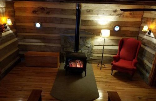 Stanardsville Casa | Log Cabin on the River