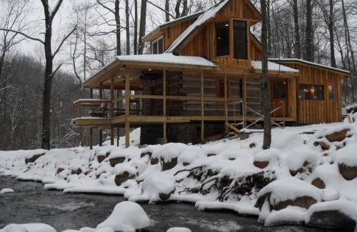 Stanardsville Casa | Log Cabin on the River