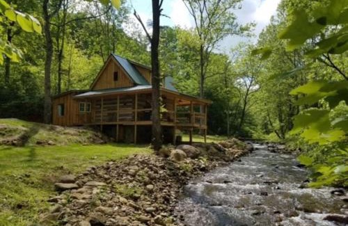 Stanardsville Casa | Log Cabin on the River