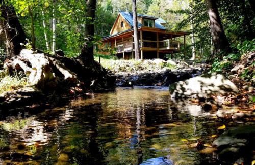 Stanardsville Casa | Log Cabin on the River