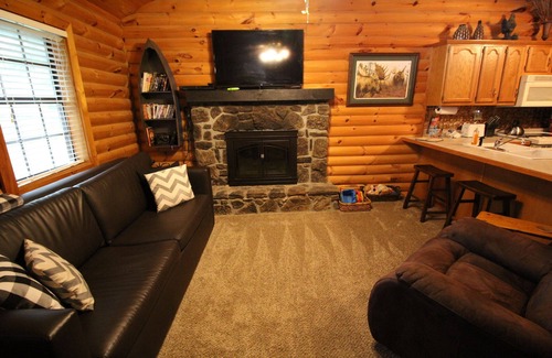 Notch Estates Cabina | Log Cabin 2 Piscinas, Arbolado, Aislado, Jacuzzi, WiFi, senderos naturales, a 1 milla de SDC