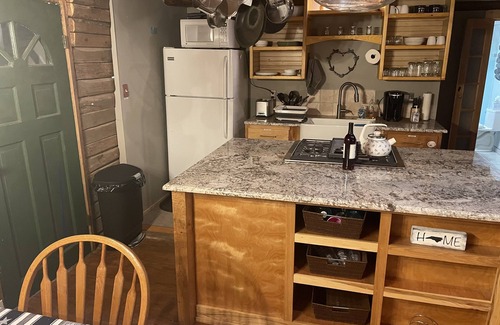 Hot Springs Casa | Log Cabin - private - w/ running creek - 1mile from downtown Hot Springs