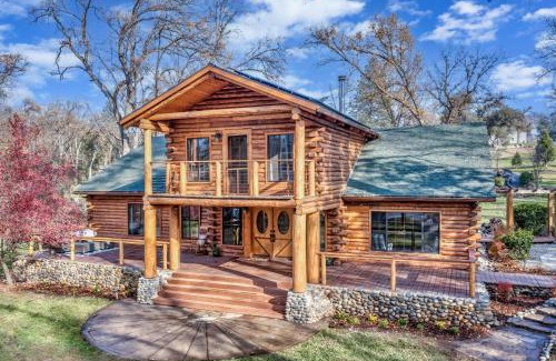Ahwahnee Casa | Log Cabin sleeps 20 with hot tub, EV Charger, firepit