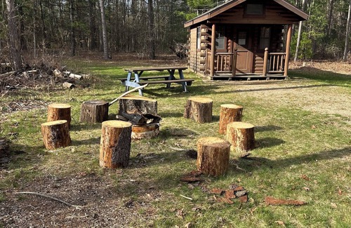 Big Rapids Cabina | Log Cabin Sleeps four