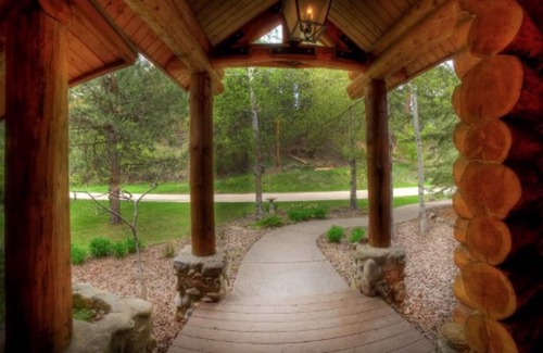 Rapid City Casa | Log cabin-style home near hiking trails w/hot tub, & 2 fireplaces