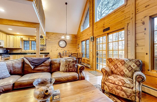 Winhall Casa | Log cabin-style home with mountain view - close to VAST/skiing/hiking/golf