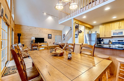 Winhall Casa | Log cabin-style home with mountain view - close to VAST/skiing/hiking/golf