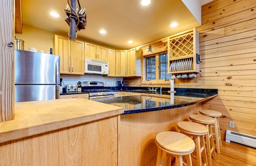 Winhall Casa | Log cabin-style home with mountain view - close to VAST/skiing/hiking/golf