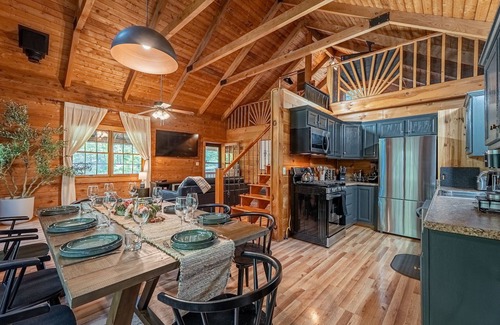 Hico Cabina | Log Cabin w/Hot Tub, Game Room-10 min to NRG