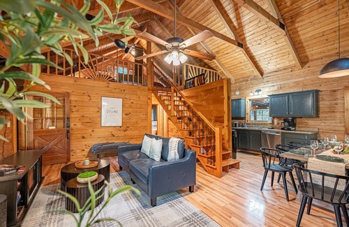 Hico Cabina | Log Cabin w/Hot Tub, Game Room-10 min to NRG