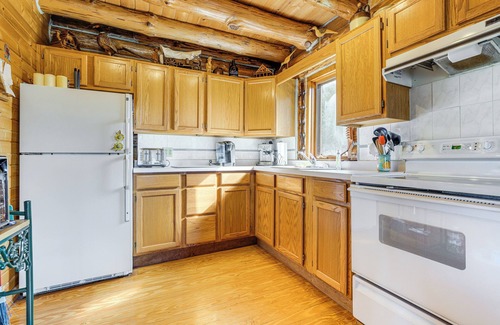 Hornell Cabina | Log Cabin w/ Pond & Trail Access in Almond!