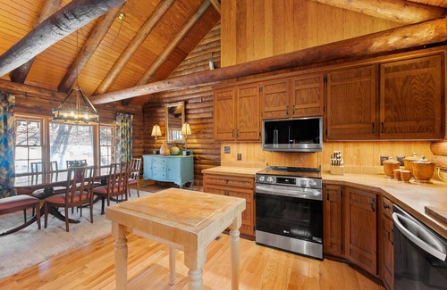 Gainesville Cabina | Log Cabin with Big Deck Energy on Lake Lanier, fire pit and lake access