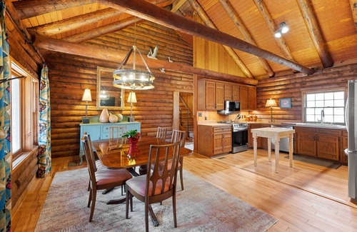 Gainesville Cabina | Log Cabin with Big Deck Energy on Lake Lanier, fire pit and lake access