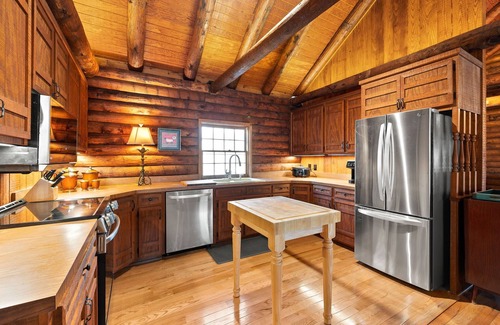 Gainesville Cabina | Log Cabin with Big Deck Energy on Lake Lanier, fire pit and lake access