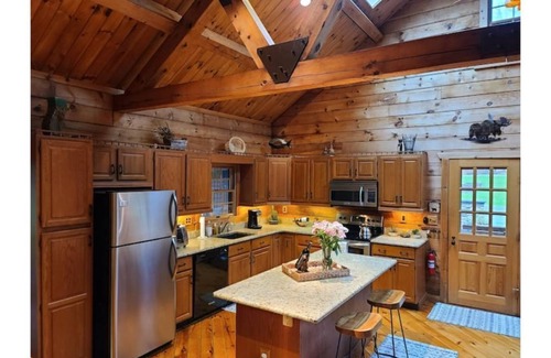 Narrowsburg Cabina | Log Cabin with Fireplace, Swimming Pond & Game Room, Close to Skiing
