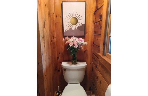 Narrowsburg Cabina | Log Cabin with Fireplace, Swimming Pond & Game Room, Close to Skiing