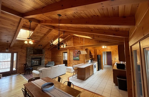 Hot Springs Cabina | Log cabin with lots of private space - 12mins from Omni Homestead!