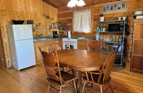 Custer Cabina | Log cabin with WiFi in quiet community above Custer.