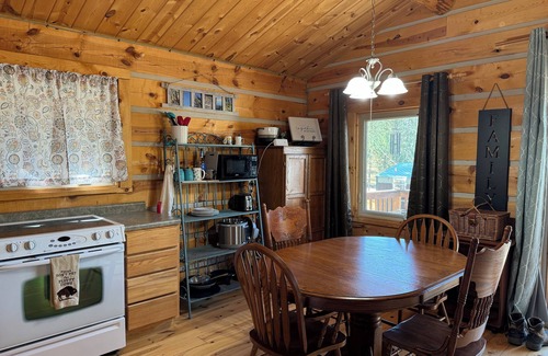 Custer Cabina | Log cabin with WiFi in quiet community above Custer.